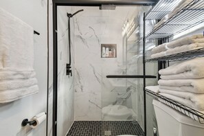 Dusche, Haartrockner, Handtücher, Seife