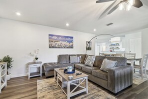 TV connectée, cheminée, table de tennis de table, livres