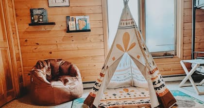 Mountain Cabin w/360° Views, Hot Tub, Pet-Friendly, Trails, Fireplace, Sleeps 16