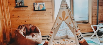 Mountain Cabin w/360° Views, Hot Tub, Pet-Friendly, Trails, Fireplace, Sleeps 16