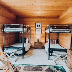 5 quartos, ferros/tábuas de passar roupa, berço de viagem