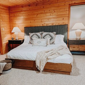 5 bedrooms, iron/ironing board, travel crib, free WiFi - Mountain Cabin w/360° Views, Hot Tub, Pet-Friendly, Trails, Fireplace, Sleeps 16 (La Veta)