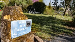 A sign indicating a place for sunbathing with a directional arrow.
