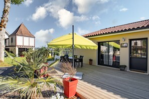Outdoor dining - Gîte Le Pic Épeiche – Modern Comfort in Sarlat with Terrace, and Stunning View of the Cathedral (Sarlat-la-Canéda)