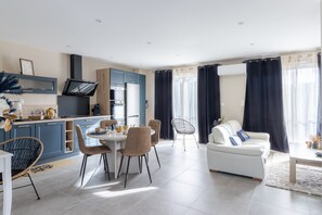 Interior - Gîte Le Pic Épeiche – Modern Comfort in Sarlat with Terrace, and Stunning View of the Cathedral (Sarlat-la-Canéda)