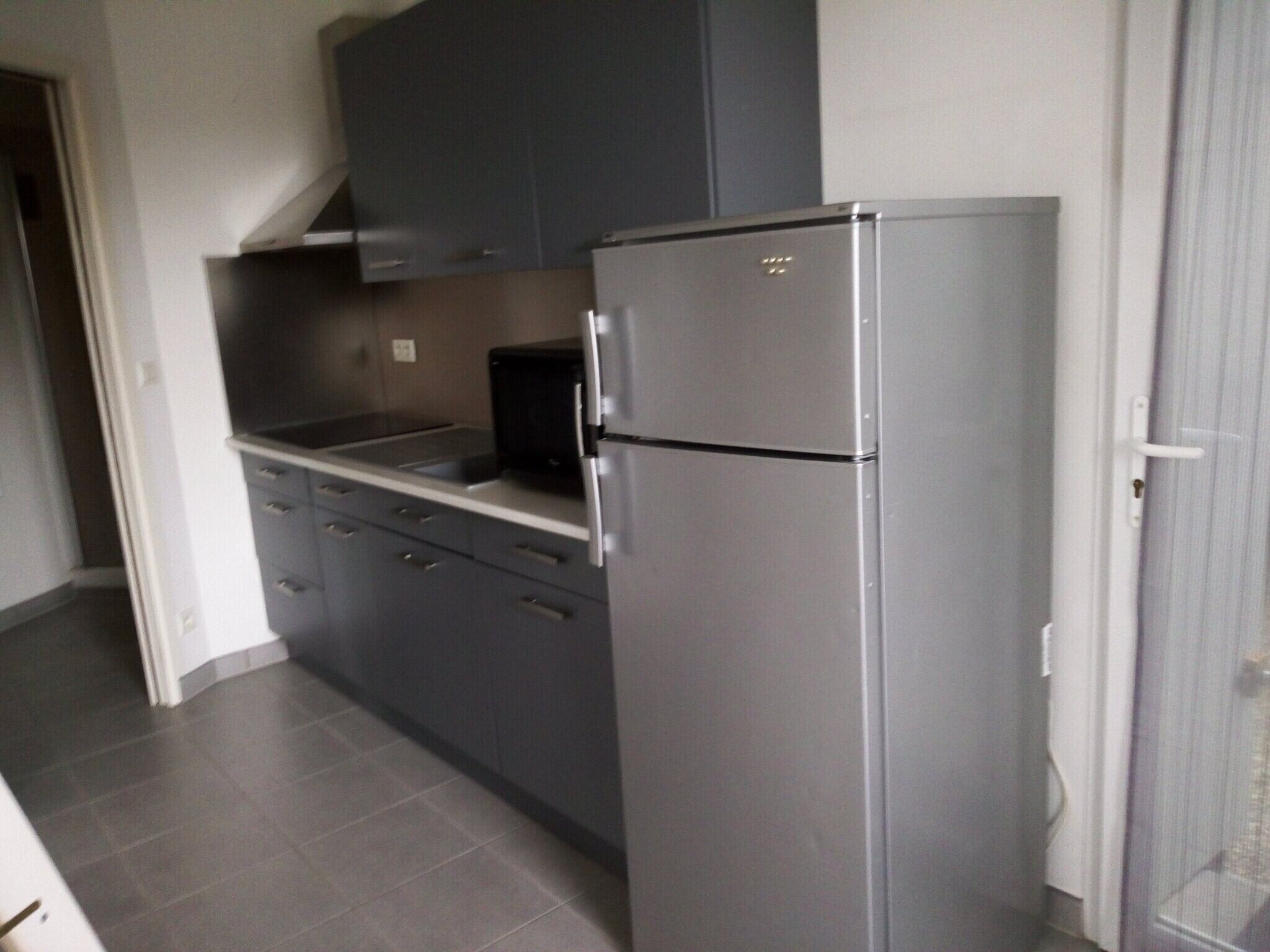 Refrigerador, microondas, parrilla de estufa y cafetera y tetera 