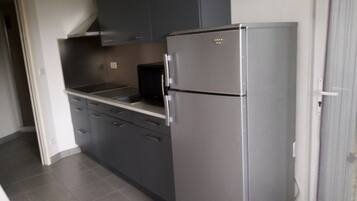 Refrigerador, microondas, parrilla de estufa y cafetera y tetera