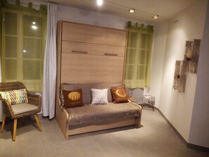 TV - Charming studio just steps from the beach and town center – Ideal for a relaxing stay (Le Château-d'Oléron)