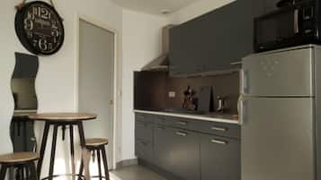 Geladeira, micro-ondas, cooktop, cafeteira/chaleira