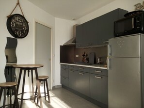 Fridge, microwave, stovetop, coffee/tea maker - Charming studio just steps from the beach and town center – Ideal for a relaxing stay (Le Château-d'Oléron)