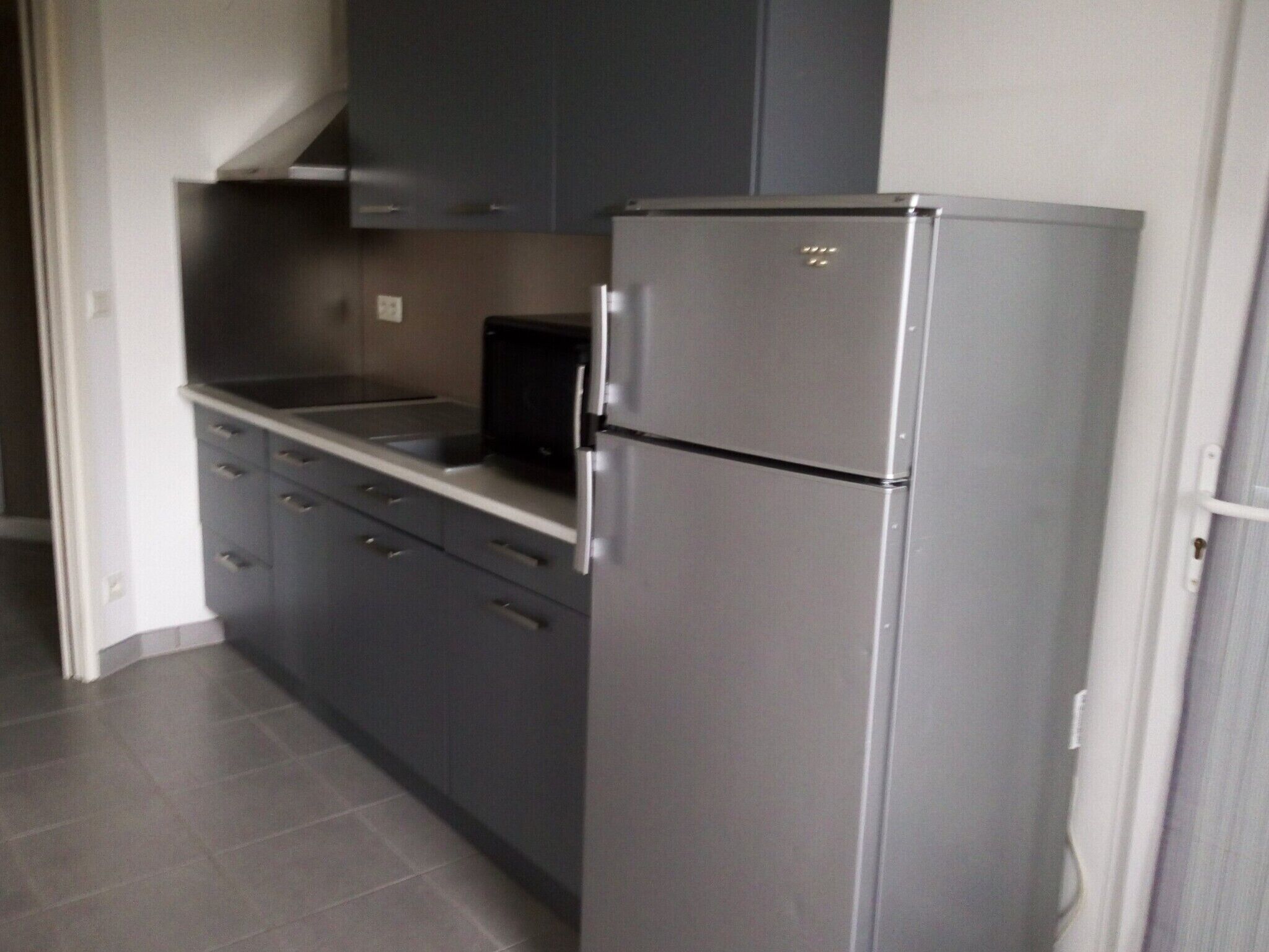 Refrigerador, microondas, parrilla de estufa y cafetera y tetera 