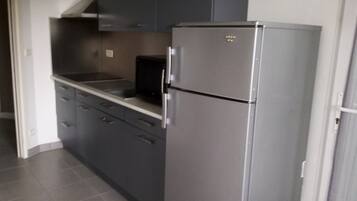 Refrigerador, microondas, parrilla de estufa y cafetera y tetera