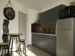 Frigorífico, microondas, placa de cocina y lavavajillas