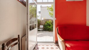 A room with a bed, a window, and an air conditioning unit. - Peaceful Holiday Home with Private Courtyard – Close to Beaches and Shops in Saint-Trojan (Saint-Trojan-les-Bains)