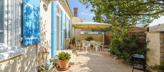 Peaceful Holiday Home with Private Courtyard – Close to Beaches and Shops in Saint-Trojan