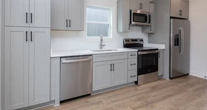 Cozy 1-bedroom newly built - PERFECT LOCATION for you to enjoy ALL of Oxford!