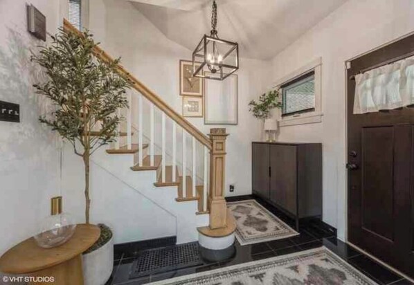 Interior - Oak Park Charm: Arcade Fun, 15 Mins to Downtown Chicago. Free parking. (Oak Park)