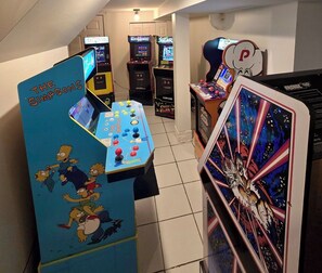 Games room - Oak Park Charm: Arcade Fun, 15 Mins to Downtown Chicago. Free parking. (Oak Park)