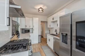 Microwave, oven, stovetop, dishwasher - Oak Park Charm: Arcade Fun, 15 Mins to Downtown Chicago. Free parking. (Oak Park)