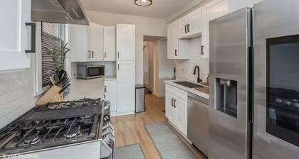 Charming house in Oak Park. Free parking. 15 mins to downtown Chicago