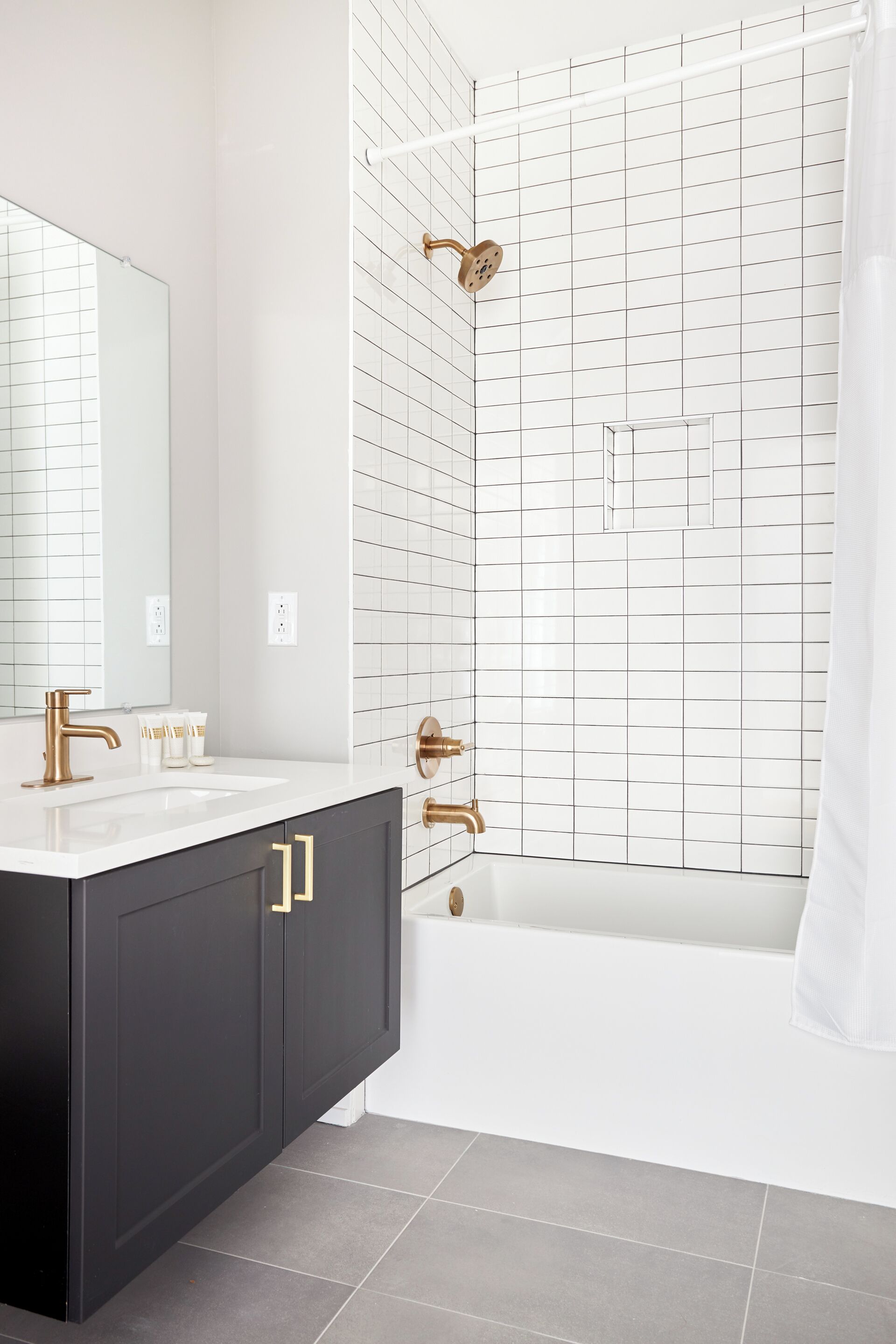Combined shower/bathtub, free toiletries, hair dryer, towels