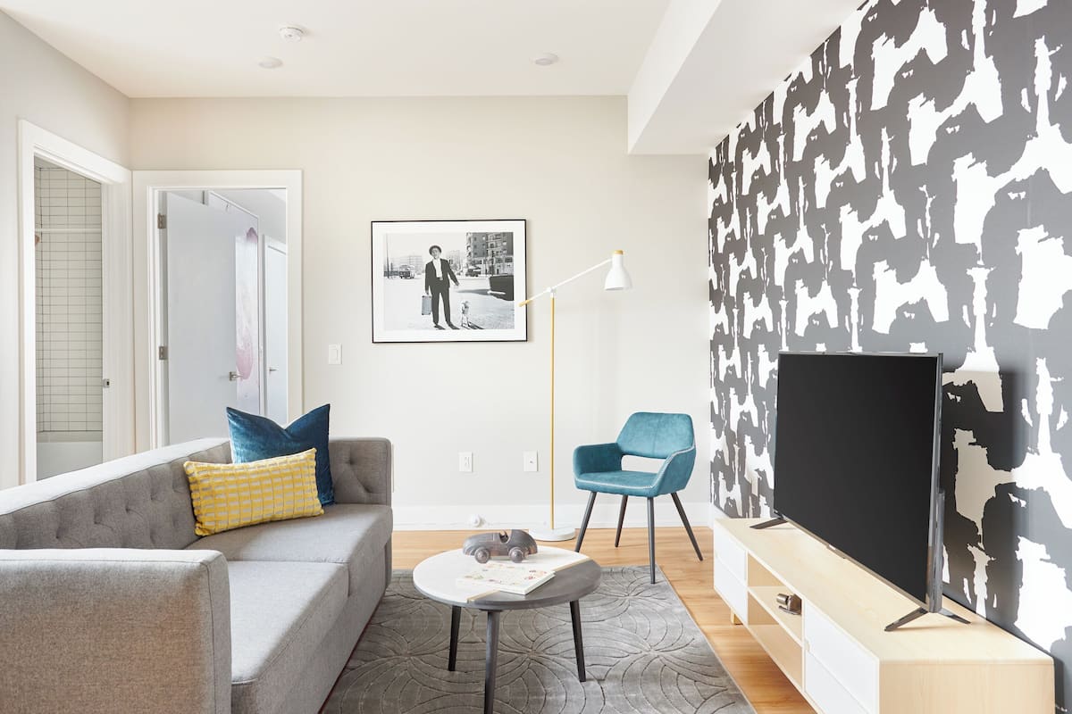 Appartamento, 1 camera da letto | Area soggiorno | TV a schermo piatto 50 pollici con canali digitali, servizi in streaming