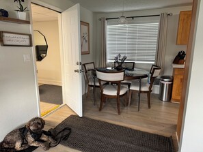 Dining - Spacious 4-bedroom house in amazing Everett with WiFi (Everett)
