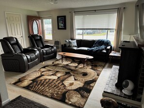 Living area - Spacious 4-bedroom house in amazing Everett with WiFi (Everett)