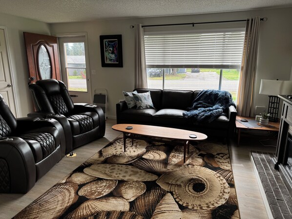 Living area - Spacious 4-bedroom house in amazing Everett with WiFi (Everett)