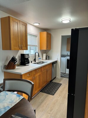 Private kitchen - Spacious 4-bedroom house in amazing Everett with WiFi (Everett)