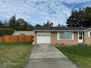 Exterior - Spacious 4-bedroom house in amazing Everett with WiFi (Everett)