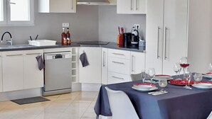 Kaffetrakter/tekoker, kjøleskap, mikrobølgeovn og ovn