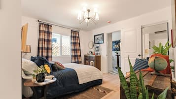 3 slaapkamers, een bureau, een strijkplank/strijkijzer, reisbedje