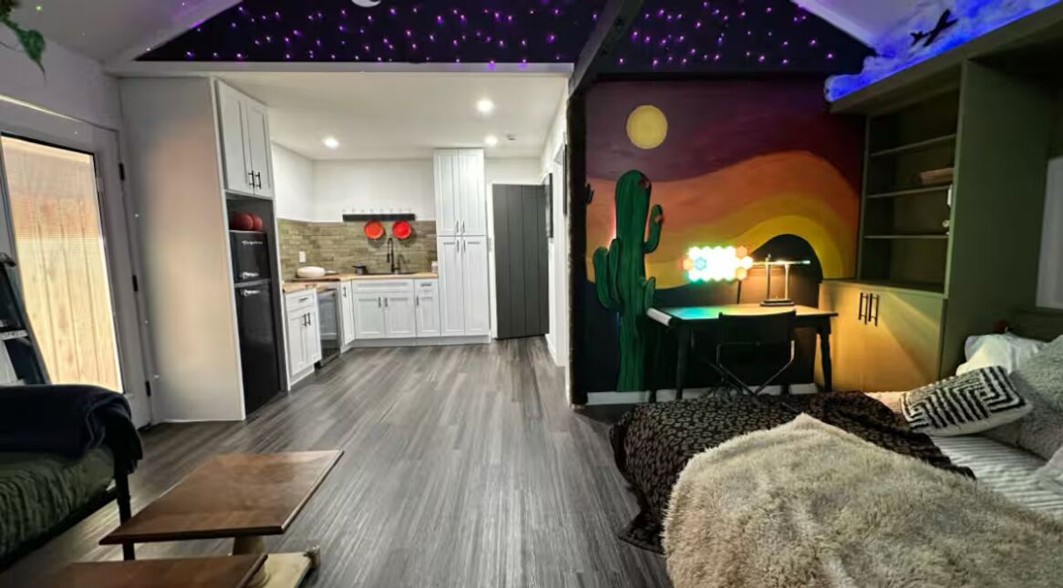 3 habitaciones, escritorio y tabla de planchar con plancha 