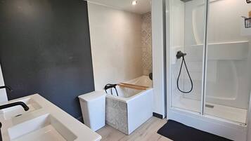 Een haardroger, handdoeken, zeep, toiletpapier