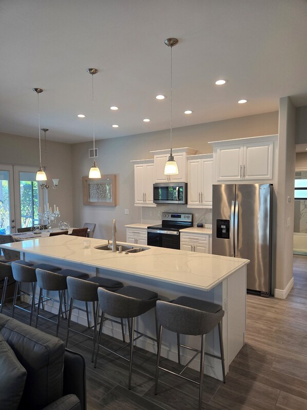 Fridge, microwave, oven, stovetop - Villa Tranquility (Cape Coral)