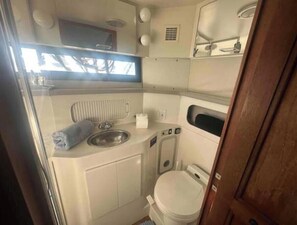 Suihku, hiustenkuivaaja, pyyhkeet, saippua