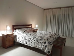 3 chambres, fer et planche à repasser, Wi-Fi, draps fournis