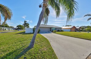 Property grounds - Peaceful Cozy Family Paradise w/Private Heated Saltwater Pool 5m from Anna Maria (Bradenton)