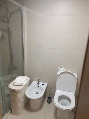 Shower, hair dryer, bidet, towels - Ponta Delgada Apartment Boca Doce (Ponta Delgada)