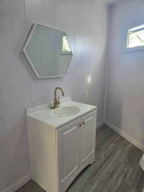 Secadora de cabello, toallas, jabón, papel de baño 
