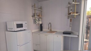 Kaffetrakter/tekoker, kjøleskap, mikrobølgeovn og kjøkkenutstyr