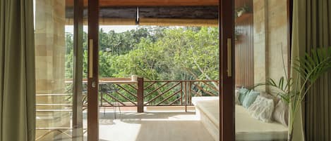 Classic Villa | Desk, laptop workspace, free WiFi