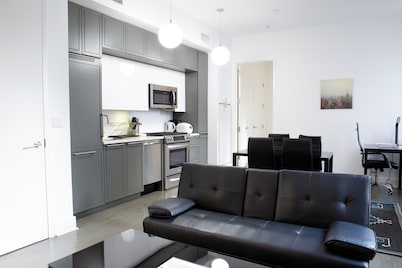 Chic 1-bedroom condo with WiFi, AC in vibrant New York