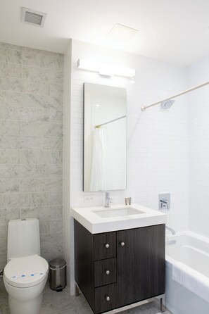 Hair dryer, towels, soap, shampoo - Chic 1-bedroom condo with WiFi, AC in vibrant New York (New York)