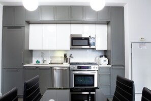 Private kitchen - Chic 1-bedroom condo with WiFi, AC in vibrant New York (New York)