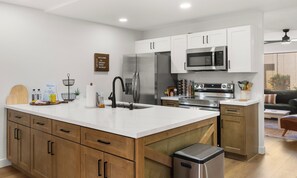 Refrigerador, microondas, horno, placa de cocina