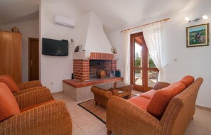 Smart TV, fireplace