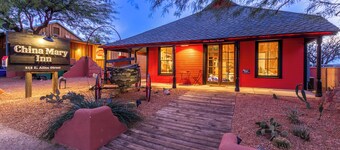 China Mary Inn: China Mary Casita Fountain Courtyard w/games, BBQ & Live Music!