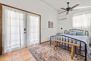 1 habitación, tabla de planchar con plancha, wifi gratis y ropa de cama 
